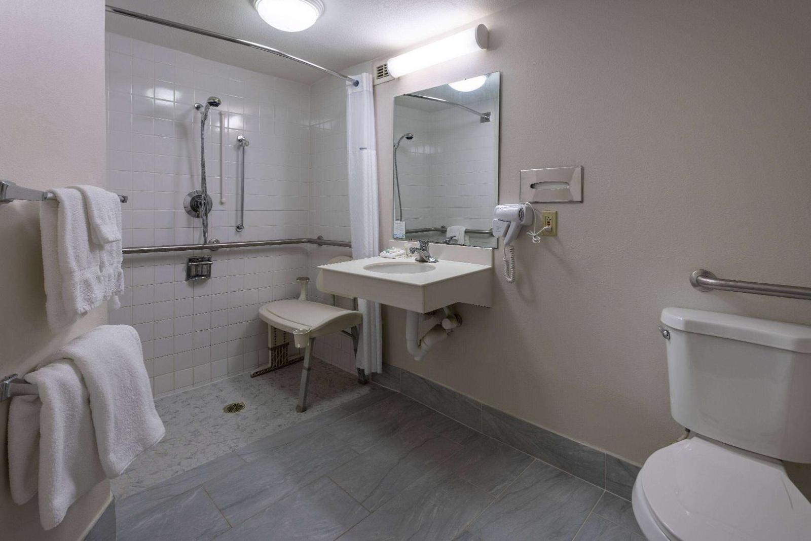 La Quinta Inn & Suites by Wyndham Kingsport TriCities Airport Main image 1